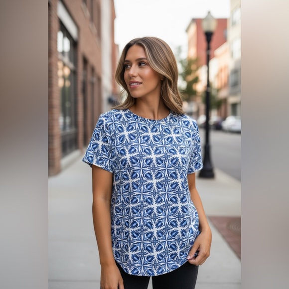 LOFT Blue and White Tile Print Short Sleeve blouse - Picture 2 of 11